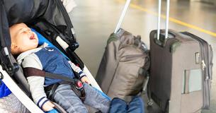 Ein Flugzeug musste umkehren, nachdem eine Mama der Crew mitteilte, dass sie ihr Kind am Flughafen vergessen hatte