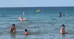 Jong kind huilt als hij de zee op drijft op grote opblaaseend