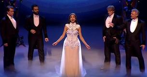 Quatre fantômes se tiennent à côté de la Pop Star pour une performance séduisante de "Phantom Of The Opera".