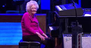 Mann kürzt seine eigene Performance bei der Grand Ole Opry ab, damit die Großmutter seiner Frau sie spielen kann