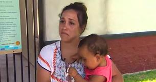 Une mère a laissé des larmes à la piscine après que le manager ait appelé la police parce qu'elle avait allaité son bébé 