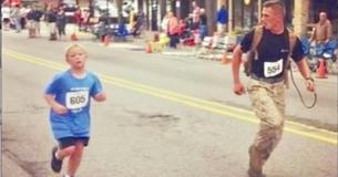 Un enfant de 9 ans perd ses camarades de course et demande à un officier de la marine : "Veux-tu courir avec moi ?"