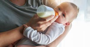 Betrüger tauschen Babynahrung mit Mehl aus, woraufhin Säuglinge Magenbeschwerden bekamen