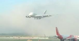 Avión aparece "de la nada" para aterrizar en el aeropuerto e Gatwick
