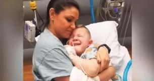 Un enfant de 5 ans se réveille effrayé après une opération, alors l'infirmière en charge prend s'assoie avec lui pour le réconforter avec un câlin