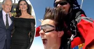 Catherine Zeta-Jones découvre la vidéo hilarante de son fils de 19 ans faisant un saut en parachute