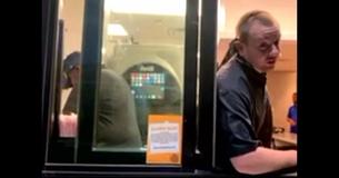 Dove moeder wil eten voor kinderen bestellen bij drive-in, maar de medewerker weigert haar te bedienen