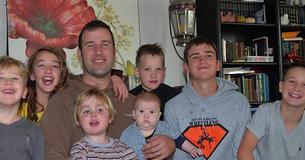Un homme veuf et père de 7 enfants fond en larmes après avoir reçu un don anonyme d'une valeur de 10 000 $