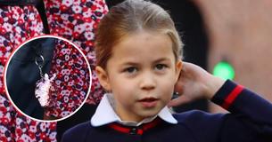 La Princesse Charlotte emmène avec elle une superbe porte-clés en forme de licorne sur son sac à dos pour sa première journée d'école.