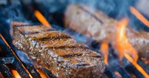 Des milliers de personnes planifient un BBQ de masse à la maison d'une végétalienne qui a amené ses voisins au tribunal pour avoir cuisiné de la viande