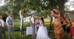 Une demoiselle d'honneur porte un costume de T-Rex au mariage de sa sœur qui lui a dit qu'elle pouvait porter ce qu'elle voulait