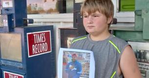 Un enfant de 10 ans de l'Oklahoma se tient devant une station-service et vend ses jouets pour payer les funérailles de son oncle