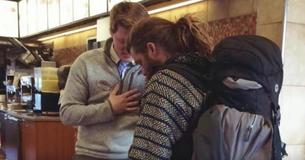 Un homme sans abri supplie pour avoir les restes au restaurant et le gérant lui montre de la gentillesse