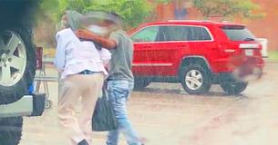 Une adolescente protège une femme âgée sous la pluie sans savoir qu'un policier allait l'arrêter, lui et sa famille, pour son acte