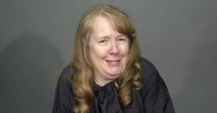 Une femme de 60 ans obtient un relooking si radical que sa fille peut à peine la reconnaître