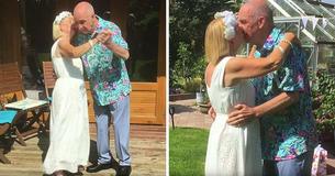 Un couple se marie une deuxième fois lorsque le mari propose à sa femme qu'il croyait encore être sa petite amie en raison de démence