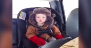 Un petit garçon veut la permission de son père avant de s'endormir sur le siège arrière de la voiture