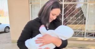 La mère donne naissance à son fils nouveau-né, mais le docteur lui a dit un mois plus tard qu'elle avait donné naissance à une petite fille