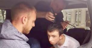 Des coiffeurs compatissants proposent de couper les cheveux d'adolescents autistes n'importe où pour qu'ils se sentent plus à l'aise
