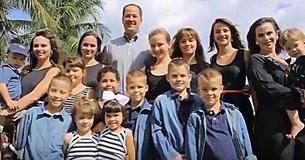 Moeder heeft 16 kinderen op de leeftijd van 40 jaar, onderwijst hen allen van thuis uit en rijdt hen rond naar wel 88 sporttrainingen per week.