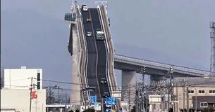 De "Achtbaan Brug" in Japan heeft een helling van 6.1 procent