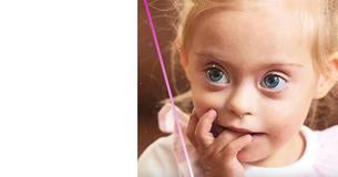 Bambina di 5 anni con la sindrome di Down ottiene un contratto da modella grazie al suo adorabile charme