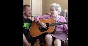 Un fils chante en duo avec sa mère de 90 ans atteinte de la maladie d'Alzheimer et des millions de personnes tombent amoureuses de leurs harmonies