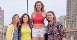 Vrouw die ooit 'Giraffe' door pestkoppen werd genoemd, omarmt nu haar lengte  en lange benen