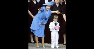 Koningin Elizabeth die achter een jonge prins William aanloopt is zo heerlijk om naar te kijken
