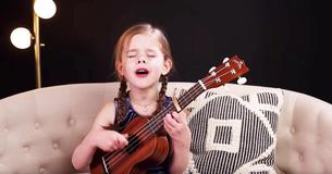 Kind van 6 jaar oud maakt emotionele cover van klassiek nummer van Elvis