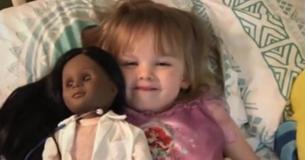 Niña de 2 años tiene que defender su elección de muñeca con la cajera