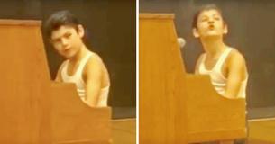 Un niño interpreta en el piano una versión apasionada de "Bohemian Rhapsody" en el show de talentos de la escuela