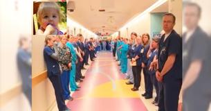 Le personnel d'un hôpital chante "Amazing Grace" à une petite fille qui s'apprête à devenir donneuse d'organes