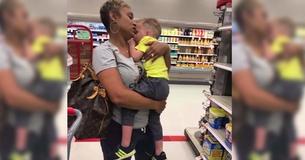 Une inconnue sauve la mise et aide une maman à calmer son petit enfant au magasin