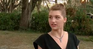 Une adolescente essaye d'aller au bal de fin d'année de son école, mais elle s'est vue refusée l'entrée car elle portait une combinaison