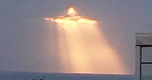 Un homme capture une silhouette brillante à travers les nuages et beaucoup prétendent qu'elle ressemble à la statue du Christ