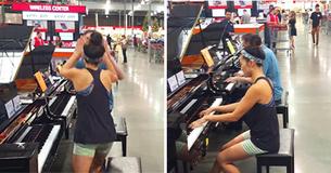 Un employé et une cliente s'assoient aux pianos d'un magasin, improvisent une version impromptue d'une fameuse chanson