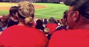 Deux sœurs aperçoivent une femme en leur présence envoyant des textos à un autre homme à un match de Baseball. Elles avertissent donc son mari en lui passant une note.