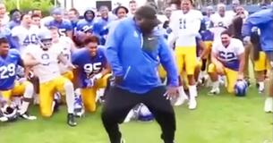 L'entraîneur de football fait des mouvements épiques après que l'équipe a découvert qu'il était le danseur remplaçant de MC Hammer