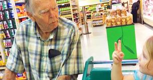 Une fillette de 4 ans se plait à parler à un veuf solitaire à l'épicerie et demande de faire une photo.