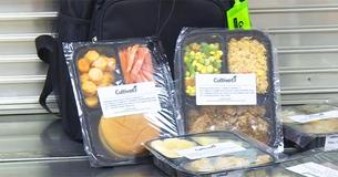School vriest het overgebleven eten van de cafetaria's in en bied ze aan als meeneemmaaltijden om aan leerlingen in nood te geven.
