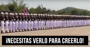 Estos soldados caen como dominó después de una sincronización espectacular