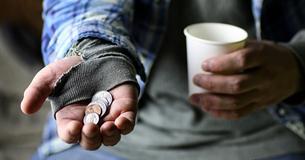 Un hombre sin hogar le da al bartender $2 por comida, la respuesta que obtiene deja a los clientes asombrados