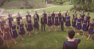 Ein Kinderchor singt eine inspirierende Version von Josh Groban's "You Raise Me Up"