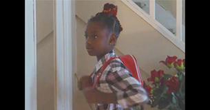 Une fillette de 8 ans en larmes après qu'on ne lui ait pas permis d'être sur la photo de classe à cause de ses cheveux roux