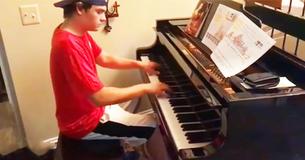 Une famille invite un livreur de pizzas à l'intérieur pour jouer du piano après qu'il ait servi la pizza-et il se retrouva ensuite dans l'émission The Ellen DeGeneres Show.