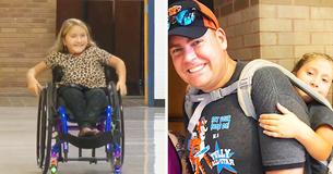 Un prof porte une fille atteinte de spina-bifida sur le dos pour qu'elle puisse profiter d'une excursion scolaire