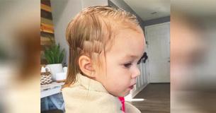 Un petit coupe les cheveux de sa sœur mais, heureusement, une coiffeuse à montré ses talents en offrant à la petite fille une nouvelle coupe fabuleuse