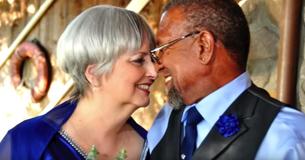 Des lycéens amoureux séparés par le racisme se réunissent et se marient plus de 4 décennies plus tard