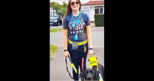 Une femme aveugle et son chien sont demandés de sortir du bus car le chien est noir